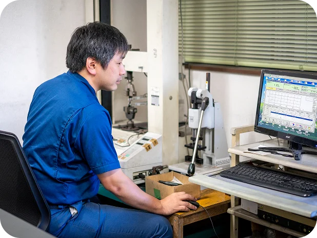 ローラー加工作業の様子