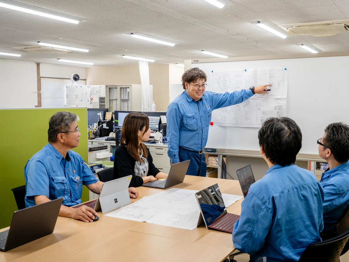 社内での打ち合わせの様子