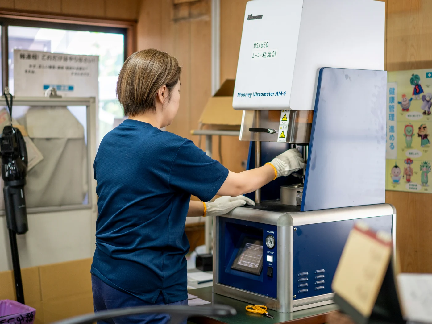 測定機器を使用した品質試験の様子